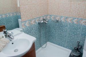 Un baño de Laki Villa with pool and jacuzzi