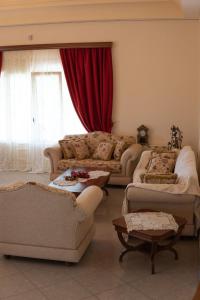 Un lugar para sentarse en Laki Villa with pool and jacuzzi