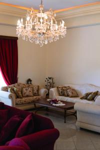 Un lugar para sentarse en Laki Villa with pool and jacuzzi
