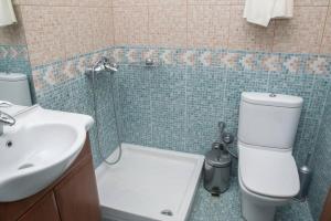 Un baño de Laki Villa with pool and jacuzzi