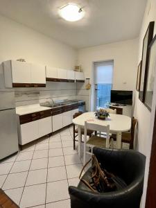 Kitchen o kitchenette sa Piazza Italia Charming Sea Apartments