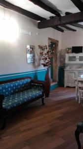 a living room with a couch and a vase with flowers at sacrobosco apartment Quercia in Bomarzo