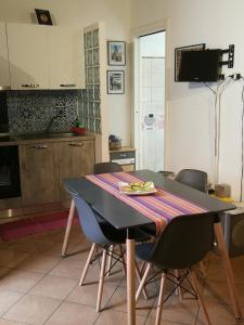 A kitchen or kitchenette at Stranizza d'amuri, al Capo vero cuore di Palermo vedi anche atocà1