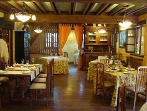 Posada Restaurante Prada a Tope في Treceño: غرفة طعام مع طاولات وكراسي في مطعم