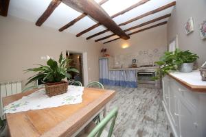 Kuchyň nebo kuchyňský kout v ubytování sacrobosco apartment Ulivo + 16 fotografií