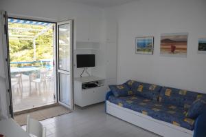 A television and/or entertainment centre at Ponza Holiday Homes - Cala Feola