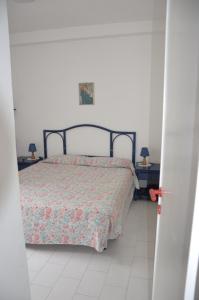 A bed or beds in a room at Ponza Holiday Homes - Cala Feola