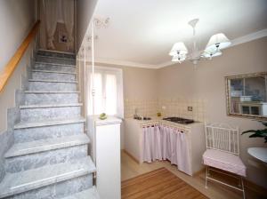 Cette chambre dispose d'un escalier avec un lavabo et une table. dans l'établissement sacrobosco apartment Faggio, à Mugnano