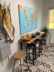 una mesa en una habitación con un mapa en la pared en Treetops en Coleraine