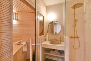 un baño con ducha y lavabo en Oostending, en Ostende