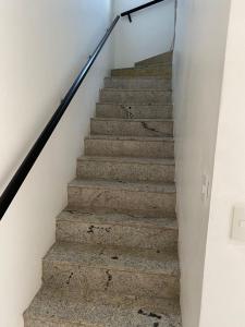 een trap met een trapleuning naast een trapleuning bij Departamento Dos reis in Búzios