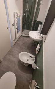 y baño con 2 lavabos, aseo y ducha. en Artist apartment centro storico, en Perugia