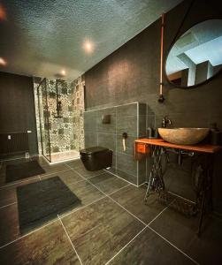 Ένα μπάνιο στο Talgarten Apartment