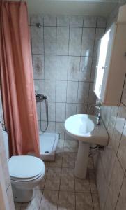 Phòng tắm tại House Klimataria Kamilari