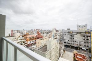 uma vista para a cidade a partir de uma varanda em BiBi Hotel 波之上 em Naha
