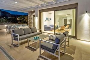 Posezení v ubytování Villa Lara AmberBlue Pefkos