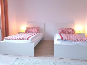 zwei Betten in einem Zimmer mit zwei Lampen in der Unterkunft Traumwohnung in Feldrandlage in Rod am Berg