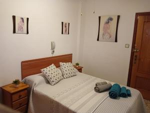 1 dormitorio con 1 cama con 2 toallas en Casa EL CASTILLO,a 5 kilómetros de la playa, en Mazarrón