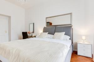 Posteľ alebo postele v izbe v ubytovaní Luxury Riverside Apartments In The Center Of Prague
