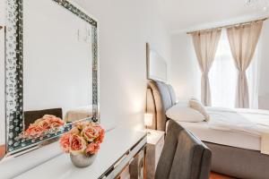 Posteľ alebo postele v izbe v ubytovaní Luxury Riverside Apartments In The Center Of Prague