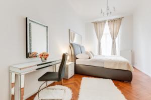 Posteľ alebo postele v izbe v ubytovaní Luxury Riverside Apartments In The Center Of Prague