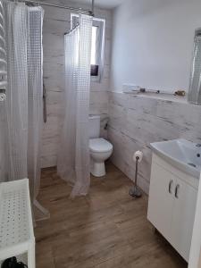 Kúpeľňa v ubytovaní Nowe apartamenty Kuźnica Hel