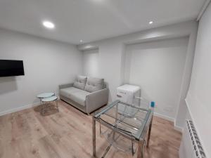 un soggiorno con divano e tavolo di Ordoño II Suites con Aire Acondicionado y Wifi a León