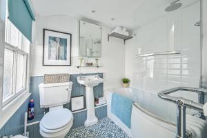 Koupelna v ubytování Luxury Georgian Townhouse Moments from the Harbour