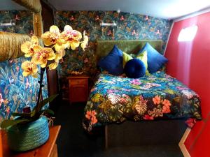 Tempat tidur dalam kamar di JASMINE CORAL JAY Boutique Boatel Ocean Village
