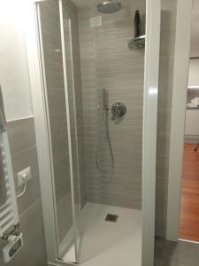 Koupelna v ubytování Incantevole appartamento con piscina e vista monti