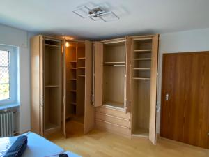 a room with some glass cabinets and a window at Haus im Sternweg in Voerde