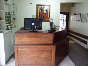 a desk with a computer on top of it at Hotel de la Avenida in Chillán