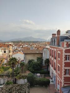 サン・ジャン・ド・リュズにあるAppartement pied de plageのヤシの木が生えた街並み