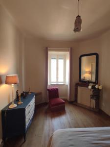 1 dormitorio con tocador, espejo y silla en Appartement pied de plage en Saint-Jean-de-Luz