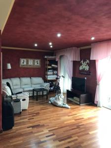 sala de estar con sofá y TV en Los Girasoles, en Fuengirola