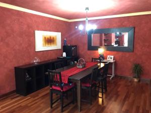 フエンヒロラにあるLos Girasolesの赤い壁のダイニングルーム(テーブル、椅子付)