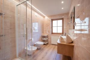 La salle de bains est pourvue d'une douche, de toilettes et d'un lavabo. dans l'établissement Apartments Wolkan, à Appiano sulla Strada del Vino