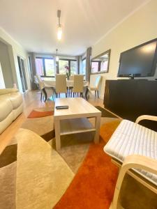 a living room with a table and a couch at Plage João de Caparica in Costa da Caparica