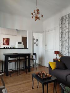 ein Wohnzimmer mit einem Sofa und einem Tisch in der Unterkunft Appartement pied de plage in Saint-Jean-de-Luz