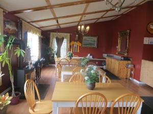 Restaurace v ubytování Knights Inn Huntsville + 17 fotografií