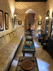 - un salon avec un canapé et une table dans l'établissement Riad Soleil D'orient, à El Jadida
