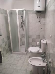 y baño con ducha, aseo y lavamanos. en CASA del MORO en Giardini Naxos