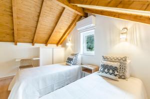Postel nebo postele na pokoji v ubytování Chalet Villas Gerês + 37 fotografií