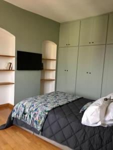 une chambre avec un lit et une télévision à écran plat dans l'établissement Chez Andrea, Centre Historique Ajaccio, à Ajaccio