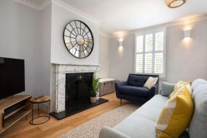 a living room with a couch and a fireplace at Period Henley 2 bed apt with parking for 1 car in Henley on Thames
