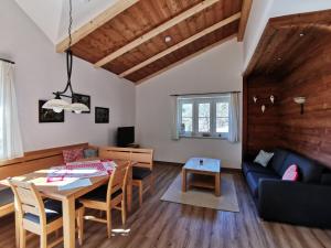 ein Wohnzimmer mit einem Tisch und einem Sofa in der Unterkunft Brücklerhof in Haus im Ennstal