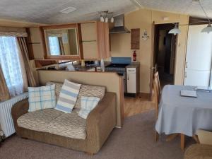 Η κουζίνα ή μικρή κουζίνα στο 8 berth deluxe pg157 GOLDEN PALM CHAPEL ST LEONARDS PALM GROVE