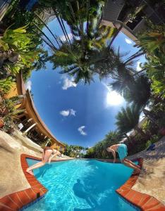 uma vista para uma piscina com duas pessoas na água em Yuli's Home em Miami