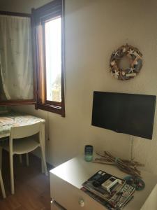 A television and/or entertainment centre at Cara Catherine