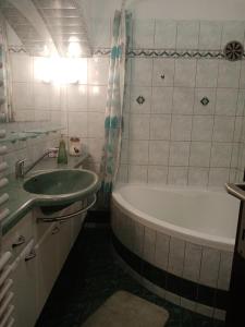 W łazience znajduje się umywalka, wanna i wanna. w obiekcie Giardini room w Puli +4 zdjęcia